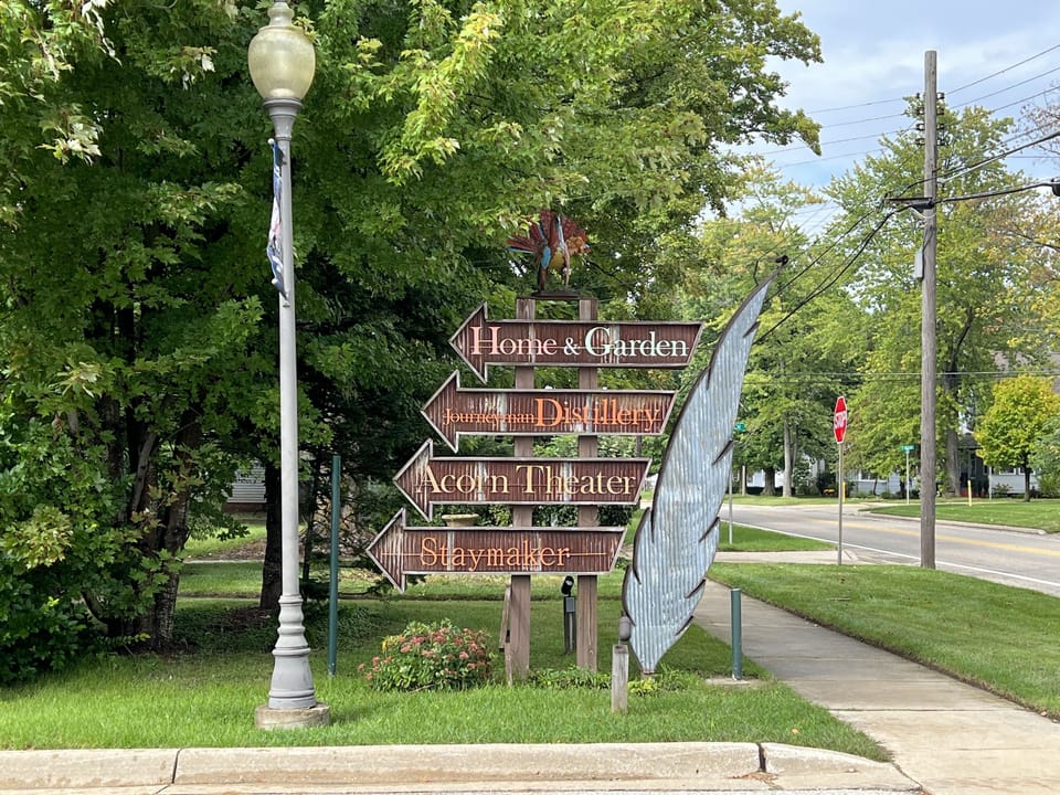 Enjoy dinner, drinks and live music.