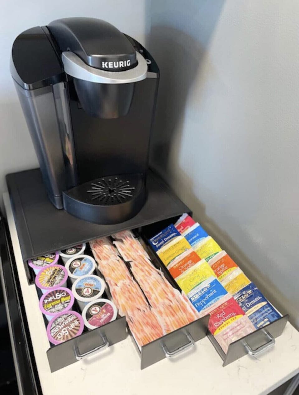 Keurig machine with coffee pod, and assortment of teas included