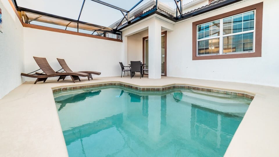 Beautiful 5 bed 4 bath townhome located in Champions Gate Resort