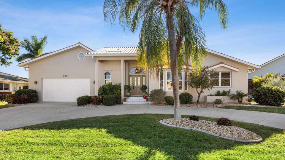 Beautiful 3 bed 3.5 bath villa located in Charlotte Harbor Area