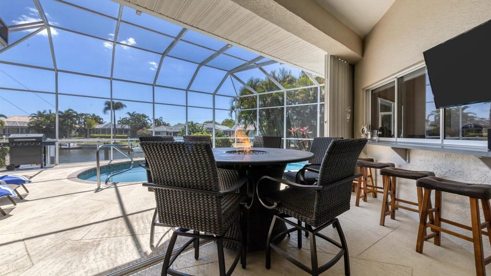 Beautiful 3 bed 3.5 bath villa located in Charlotte Harbor Area