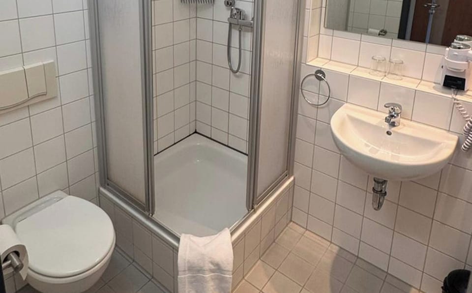 Comfort Double Room | Bathroom | Hair dryer, towels, soap, shampoo