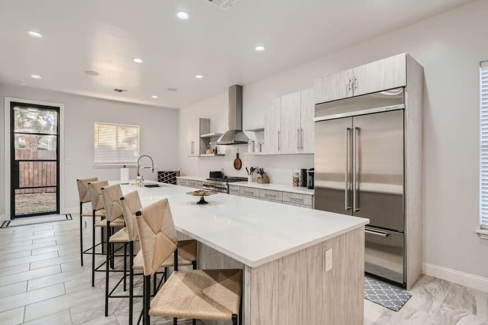Full Kitchen - Large Kitchen Island and Tall Bar Stools