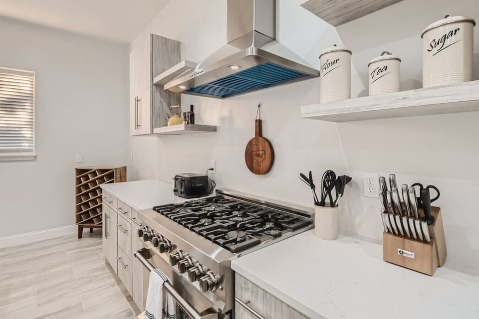 Full Kitchen - Gas Stove