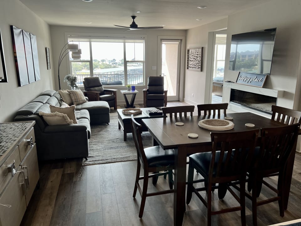 Dining table expands