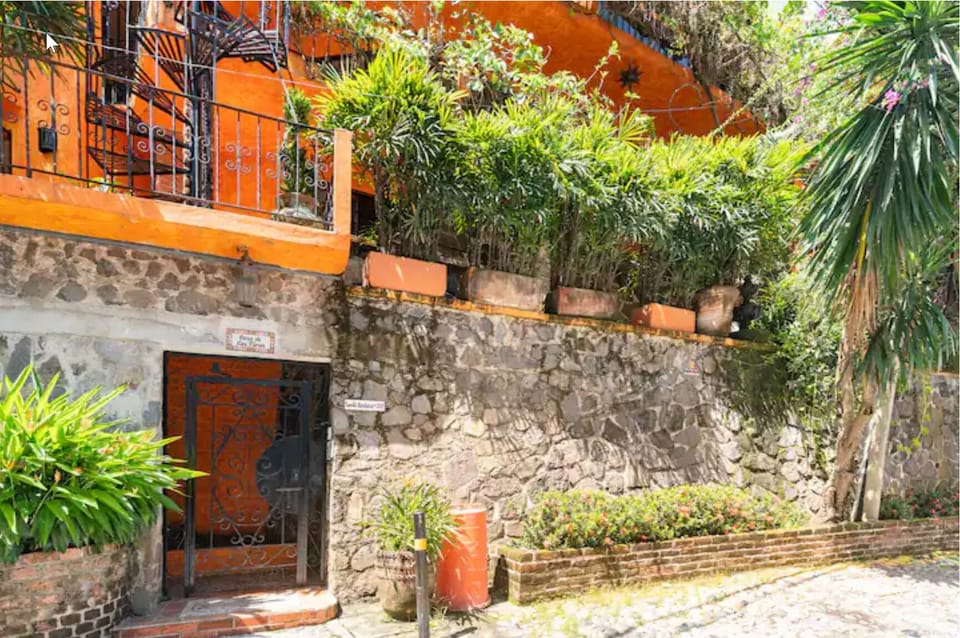 Entry to the complex from Calle Santa Barbara. 