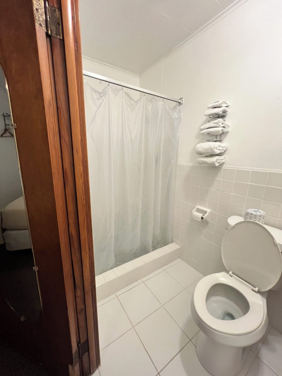 Room, 1 Queen Bed | Bathroom | Free toiletries, hair dryer, towels