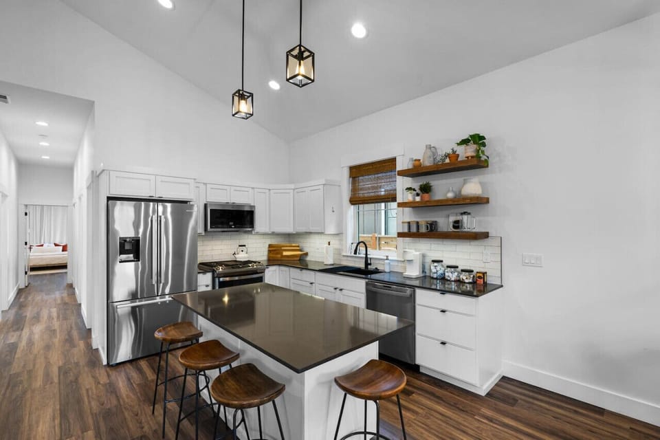 Chic and cheerful – our open shelving keeps your favorite kitchen essentials within arm`s reach, adding a dash of decor along with convenience