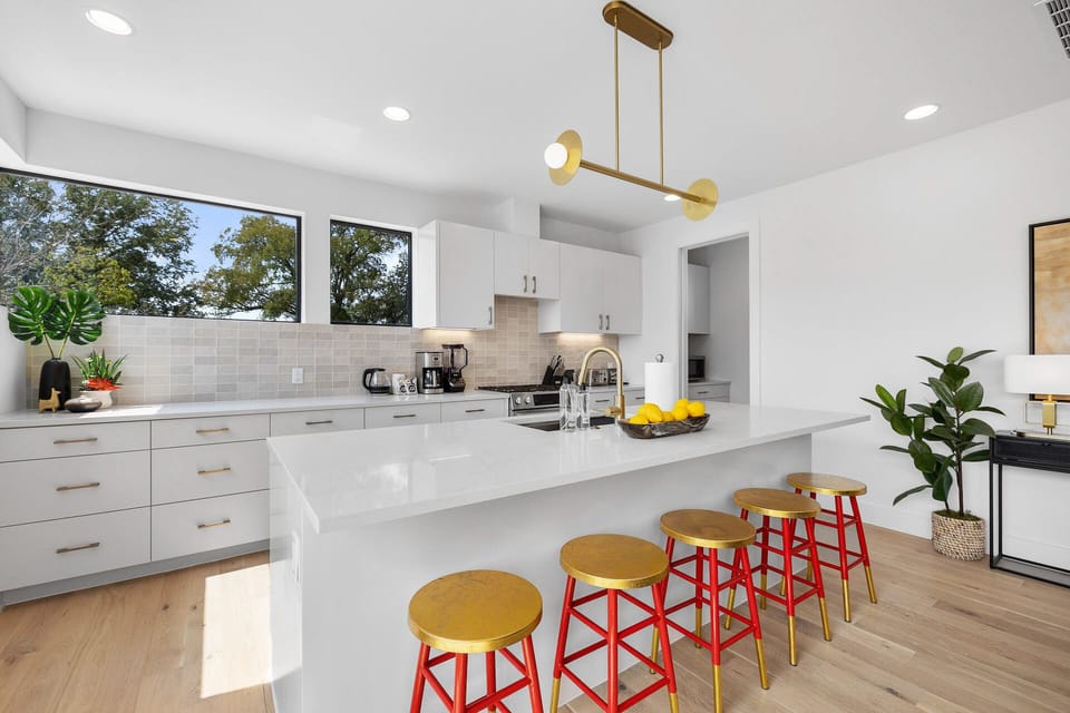 Vibrant bar seating for 6