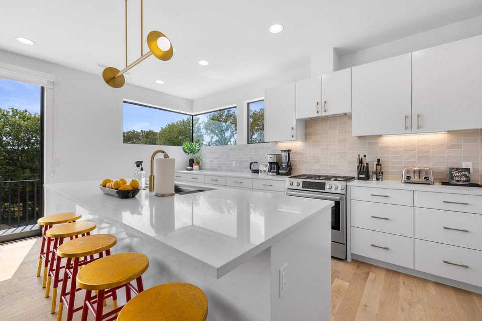 Fully equipped kitchen with high end Bosch appliances