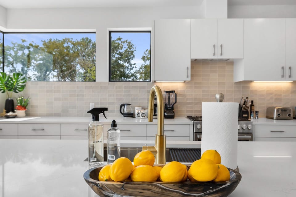Fully equipped kitchen with high end Bosch appliances