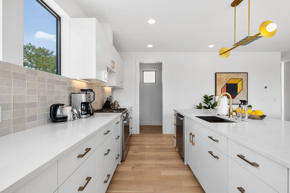 Fully equipped kitchen with high end Bosch appliances