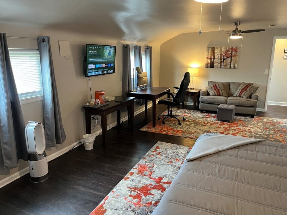 Bedroom 3 - Dyson air conditioner/heater/filter, K-Cup coffee brewer, luggage ra
