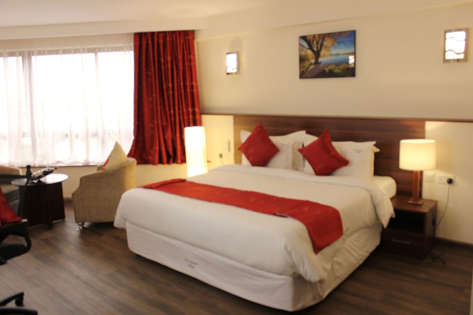 Premium bedding, in-room safe, desk, laptop workspace