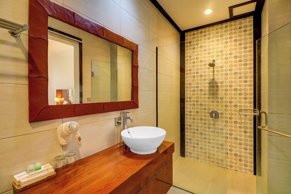 Deluxe Double Room | Bathroom | Shower, rainfall showerhead, free toiletries, hair dryer