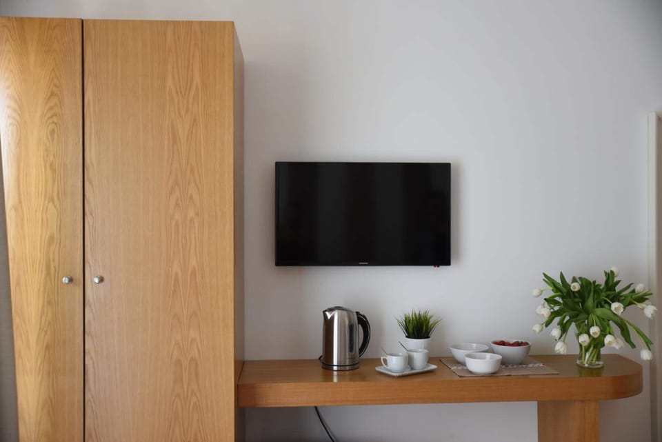 Minibar, in-room safe, desk, iron/ironing board (on request)