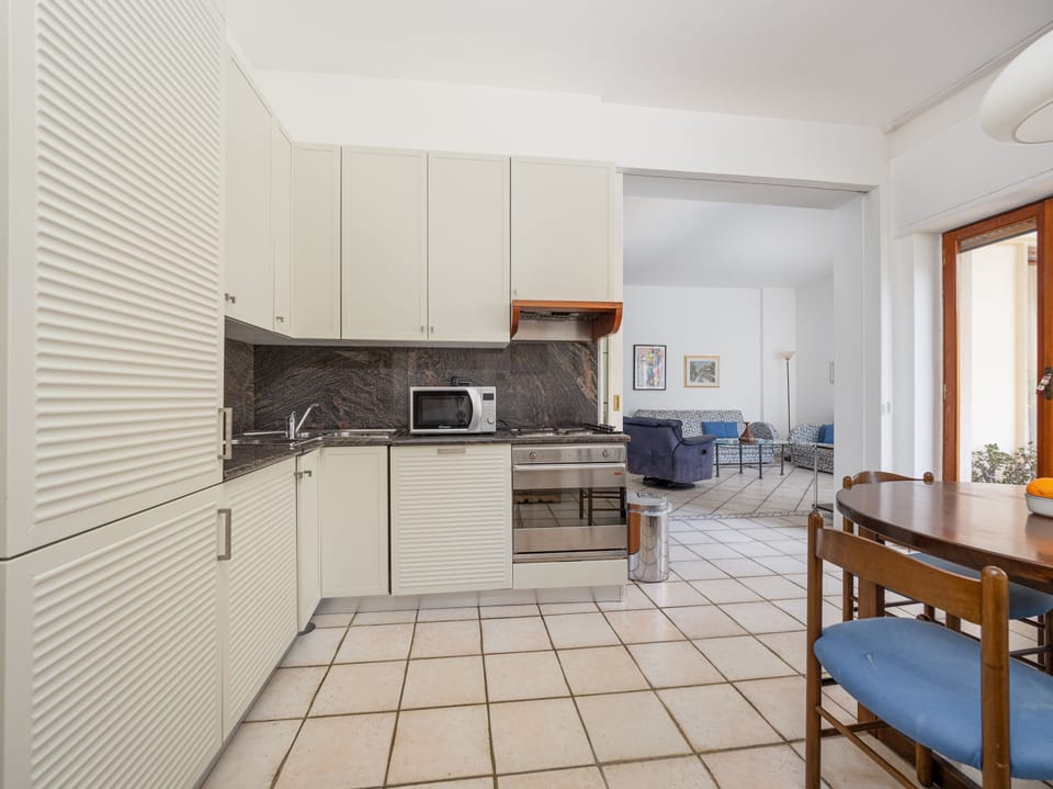 City Apartment | Private kitchen | Full-size fridge, microwave, oven, stovetop