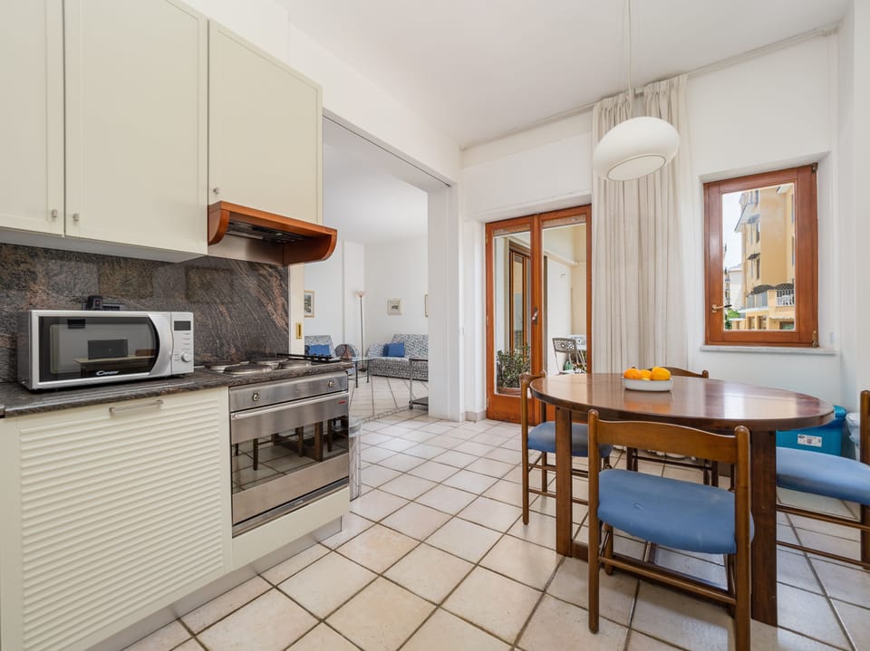 City Apartment | Private kitchen | Full-size fridge, microwave, oven, stovetop