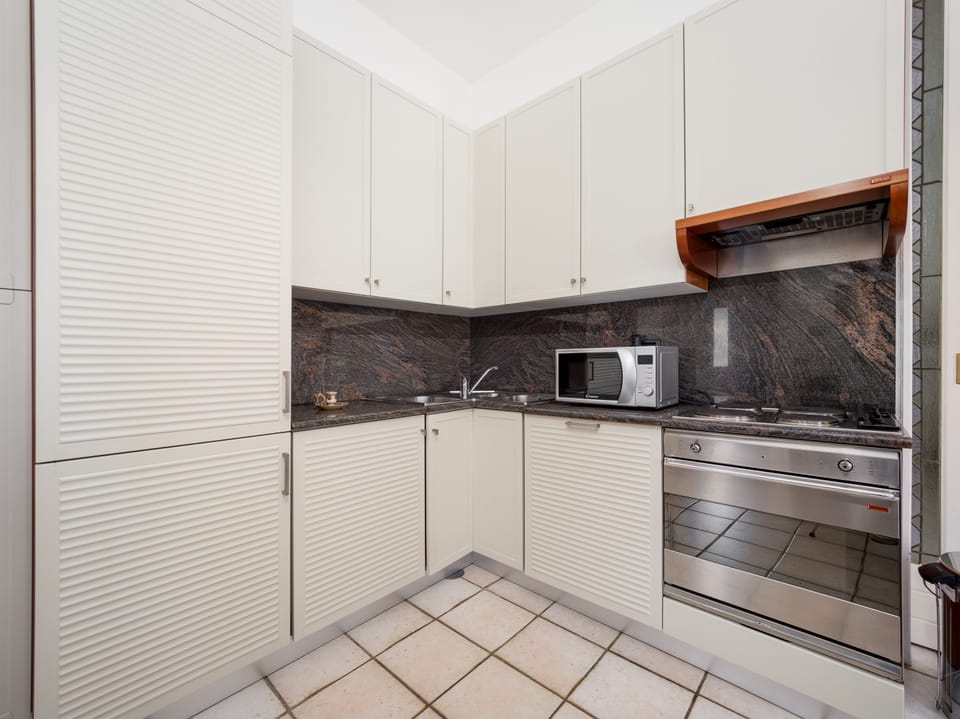 City Apartment | Private kitchen | Full-size fridge, microwave, oven, stovetop
