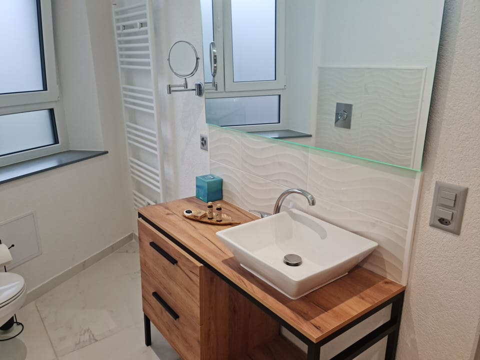 Executive Room | Bathroom | Shower, rainfall showerhead, free toiletries, hair dryer