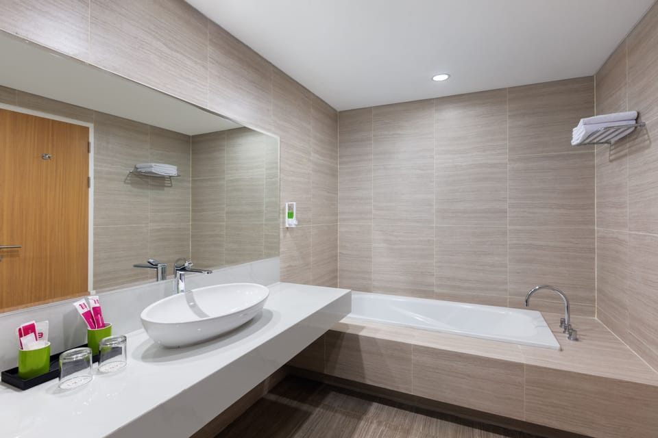 Suite Room | Bathroom | Rainfall showerhead, towels