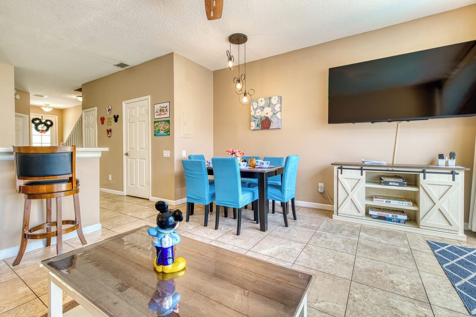 Dine or recline? Why not both! Our open-plan space means you can jump from feast to feet-up without skipping a beat. And with decorations straight out of Toontown, you'll be dining with the stars.