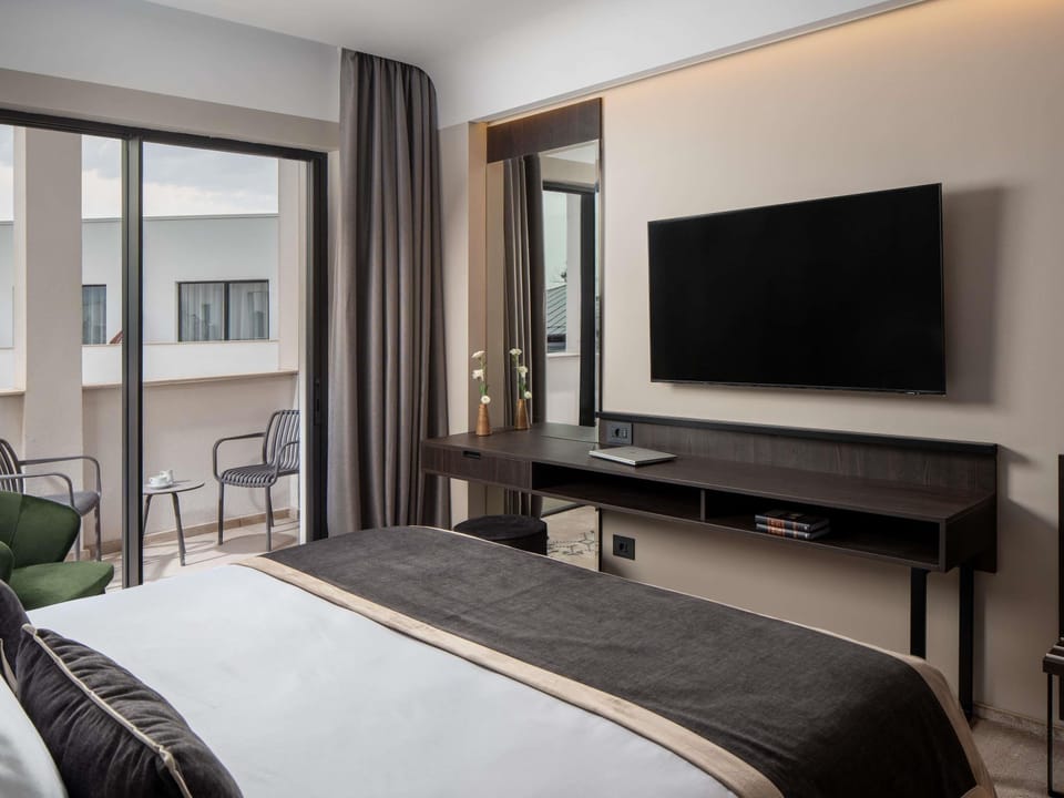 Premium bedding, minibar (free items), in-room safe, desk