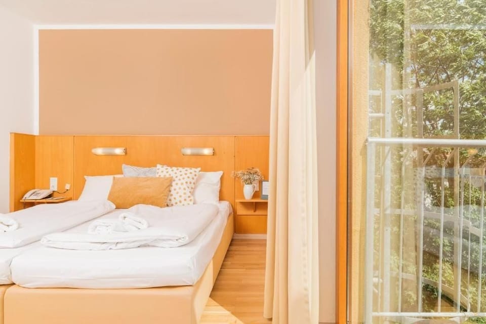 Double Room, 1 Queen Bed | In-room safe, iron/ironing board, free WiFi