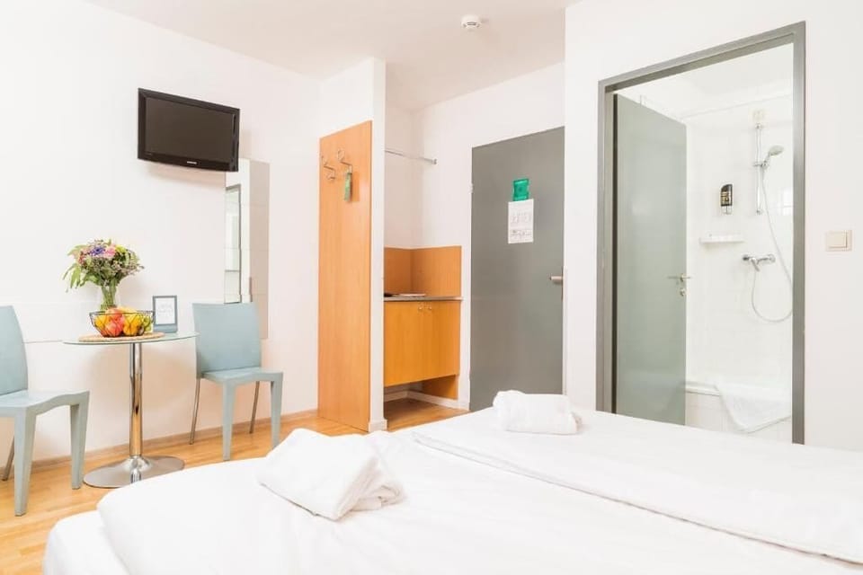 Double Room | In-room safe, iron/ironing board, free WiFi