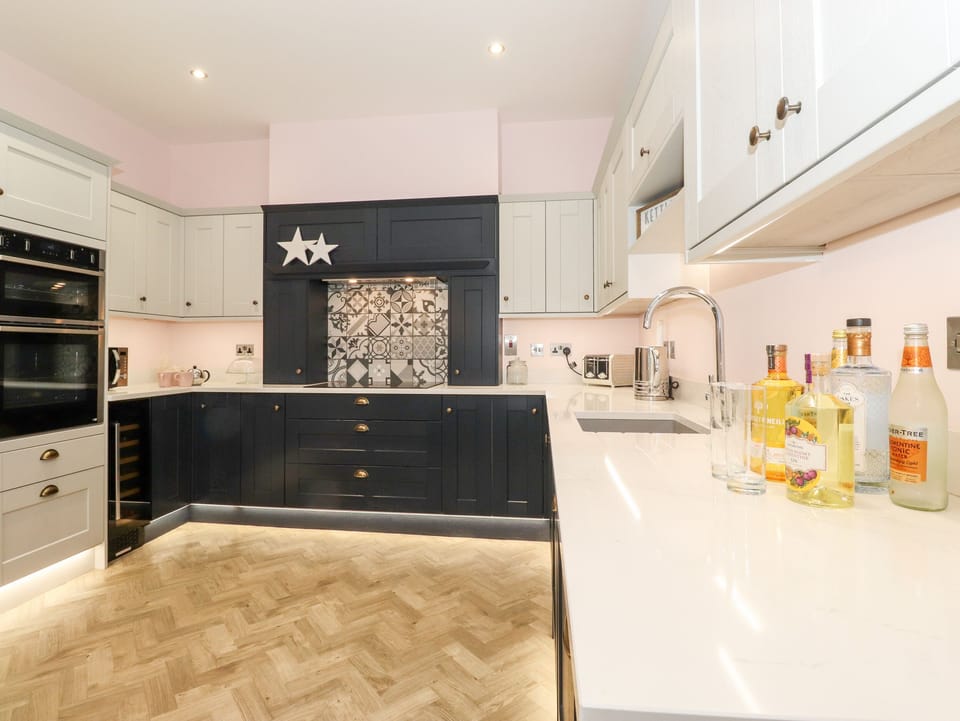 Cottage | Private kitchen | Fridge, dishwasher, electric kettle, toaster