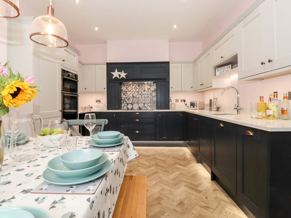 Cottage | Private kitchen | Fridge, dishwasher, electric kettle, toaster