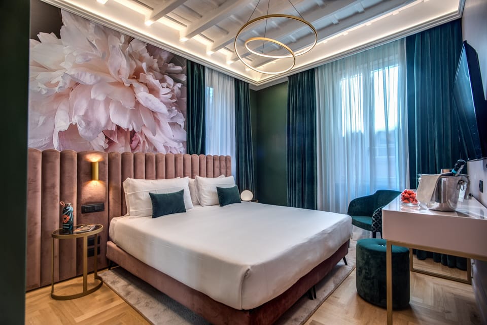 Deluxe Double or Twin Room | Minibar, in-room safe, individually decorated, individually furnished
