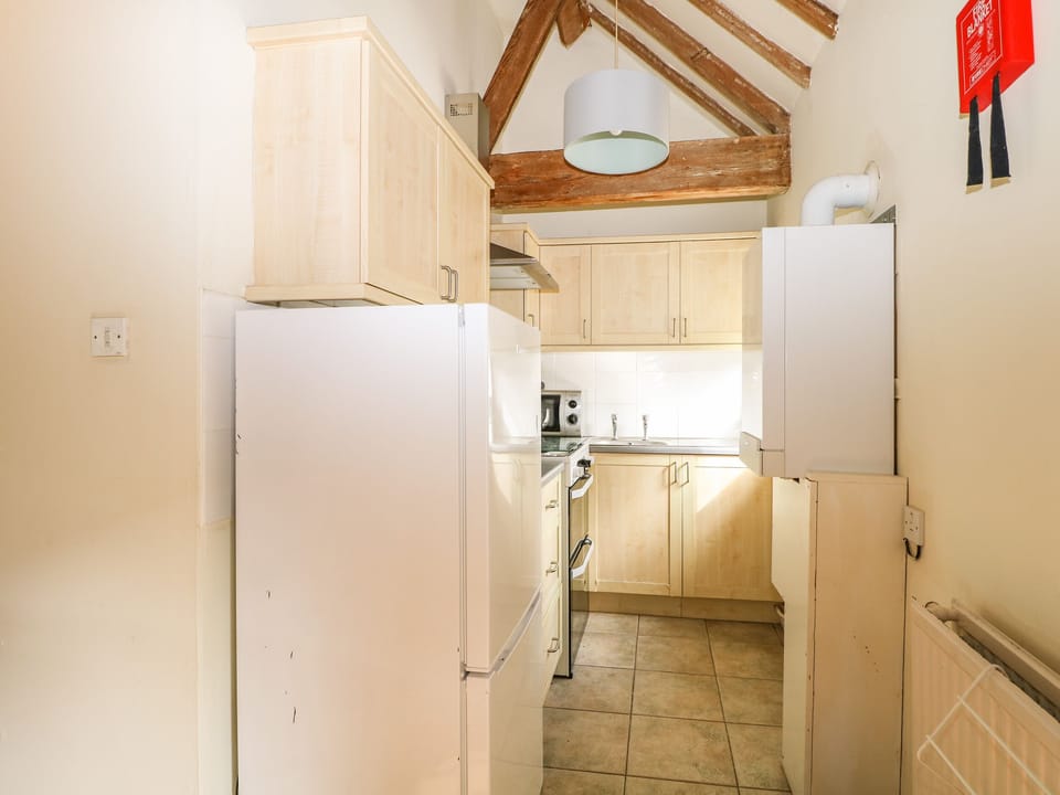 Cottage | Private kitchen | Fridge, electric kettle, toaster, cookware/dishes/utensils