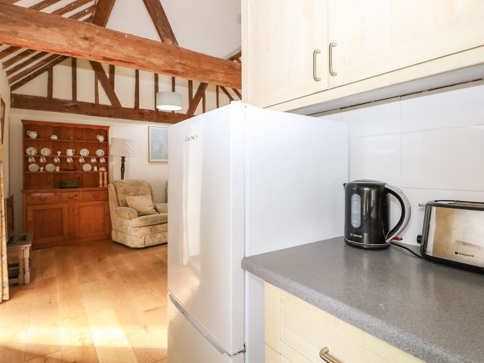 Cottage | Private kitchen | Fridge, electric kettle, toaster, cookware/dishes/utensils