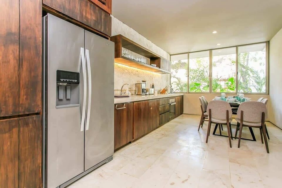 Nice spacious kitchen and dining area