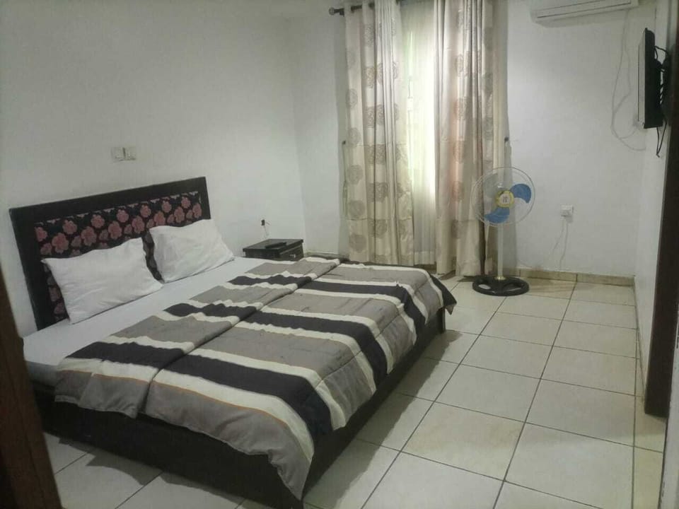 Basic Room, 1 Queen Bed | Free WiFi