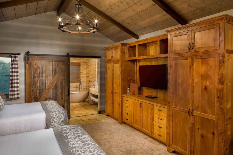 Estate Double Queen | Egyptian cotton sheets, premium bedding, pillowtop beds, in-room safe