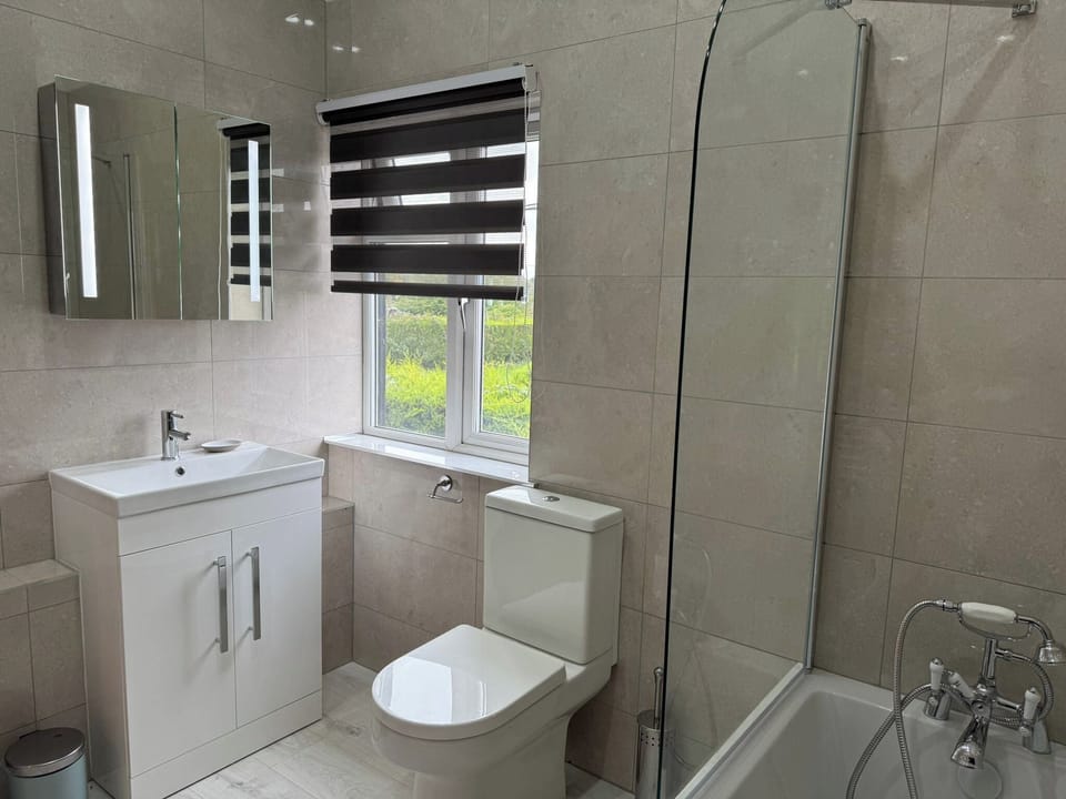 Combined shower/tub, deep soaking tub, hair dryer, towels