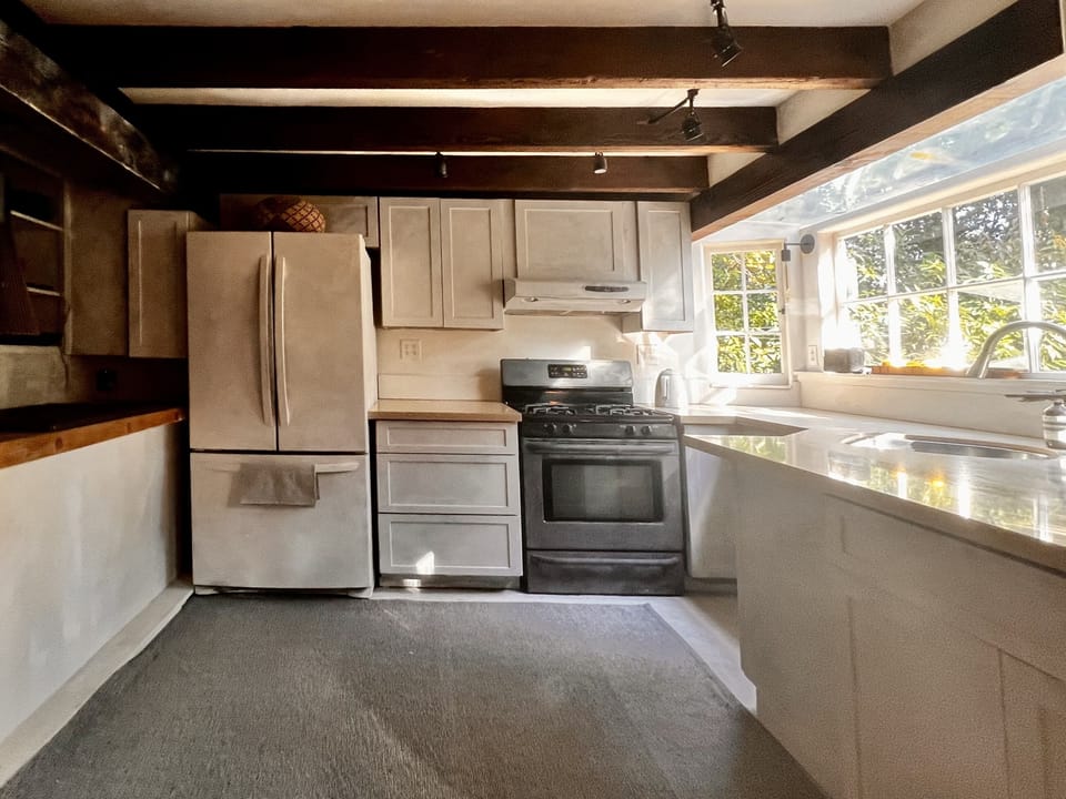 Full kitchen.