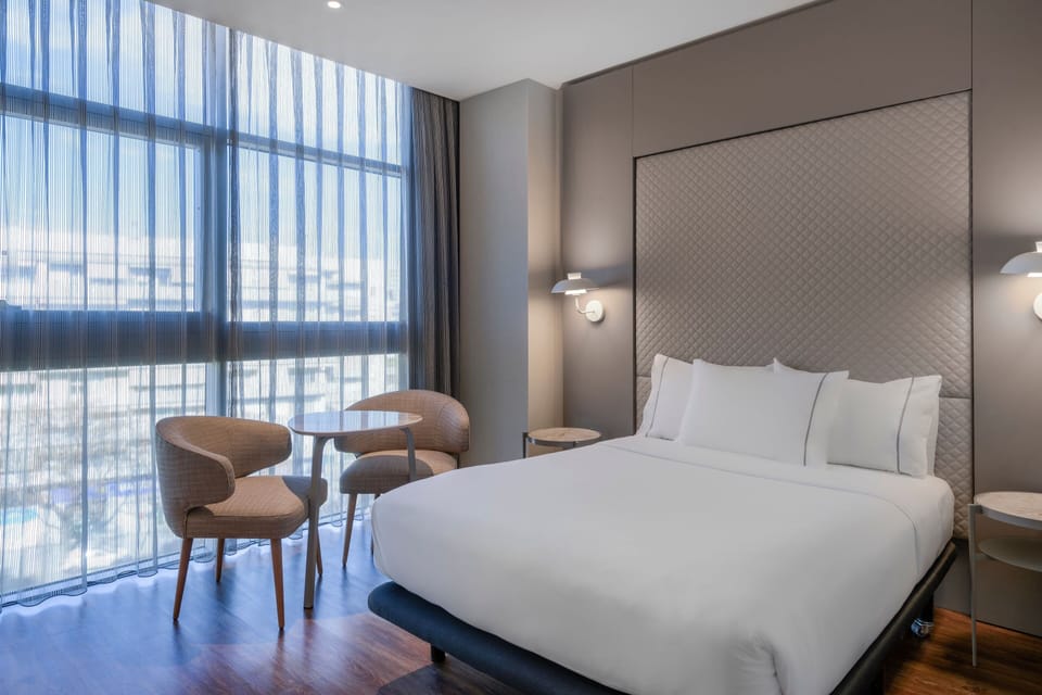 Room, 1 Queen Bed | Minibar, in-room safe, desk, blackout drapes