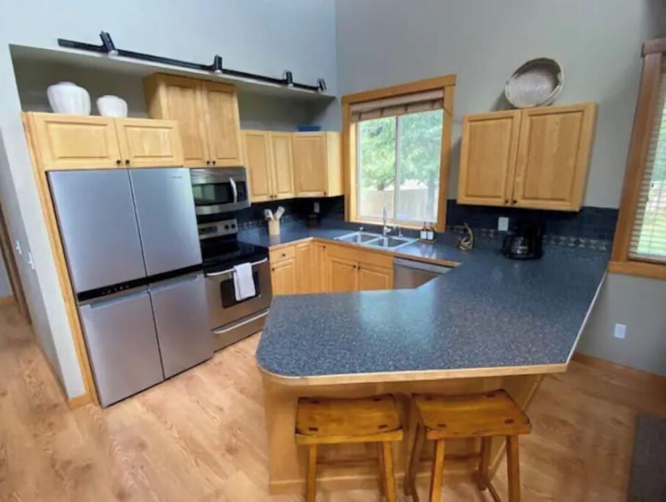 Open kitchen with breakfast bar