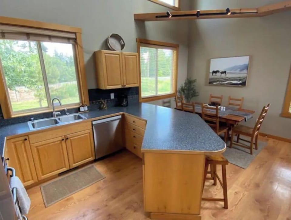 Roomy kitchen and dining area perfect for entertaining