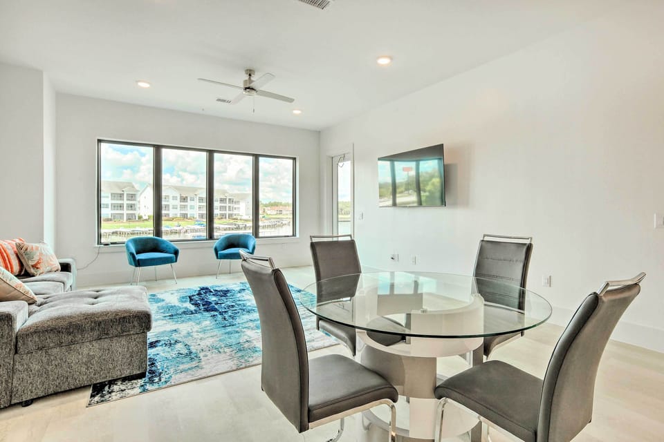 Dining Area | Dishware Provided