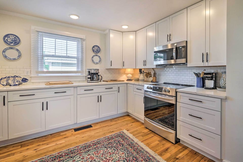 Kitchen | Cooking Basics | Coffee Maker | Paper Towels/Trash Bags Provided
