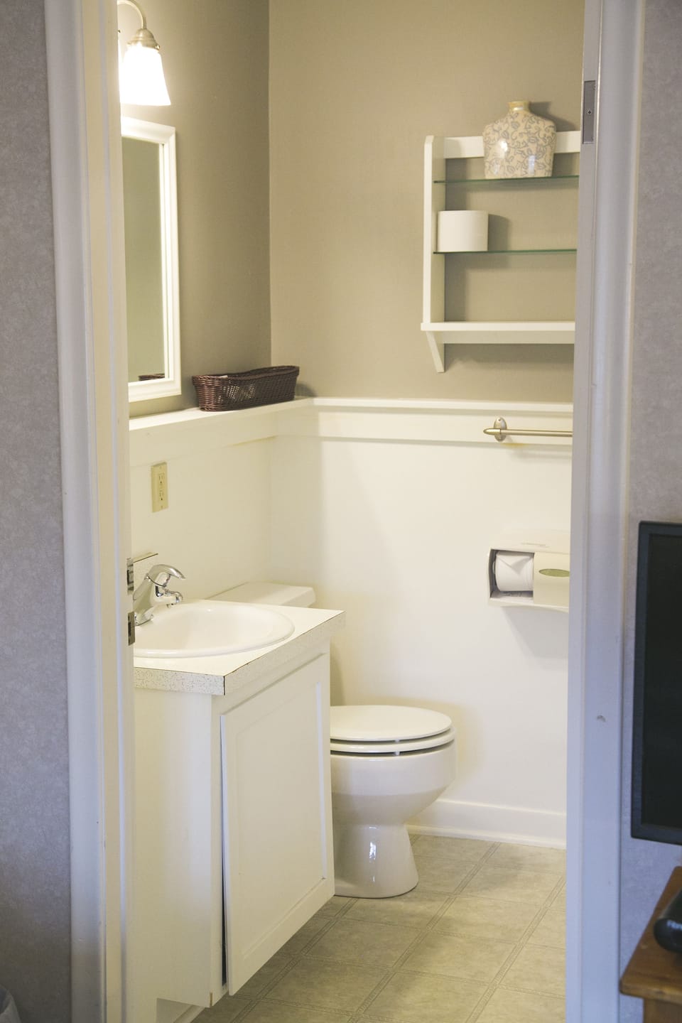 Standard Queen | Bathroom | Combined shower/tub, free toiletries, hair dryer, towels