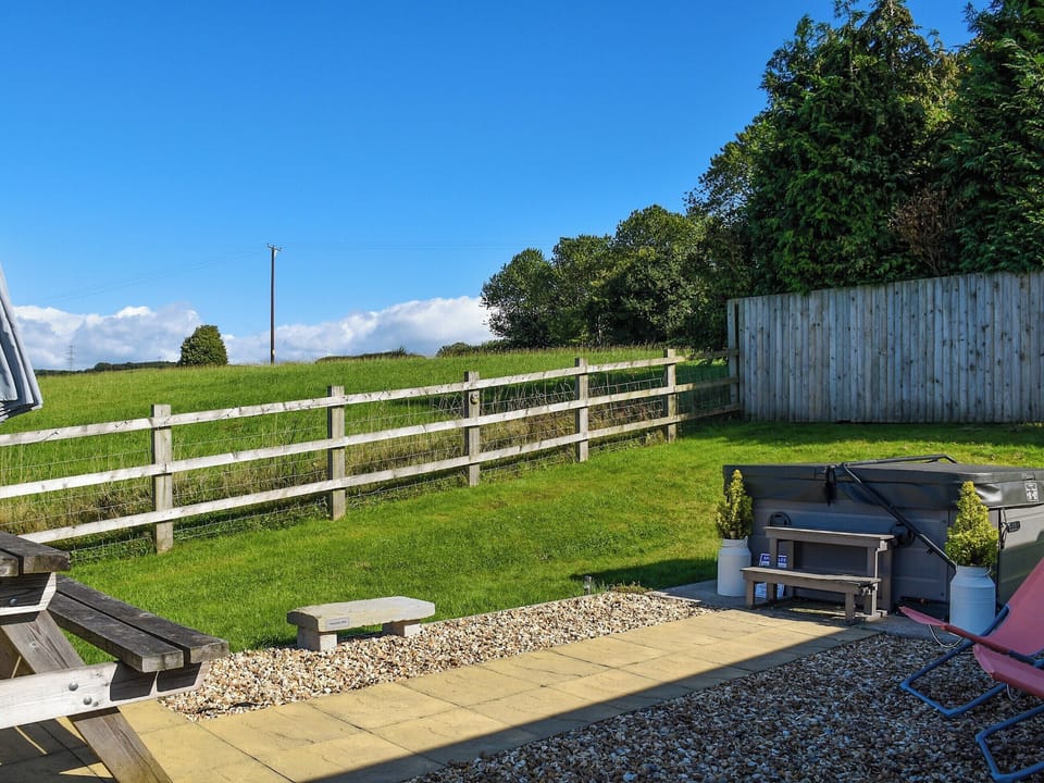 Hot tub | Jacob&rsquo;s Den - Dorglwyd Farm Pods, Near Swansea