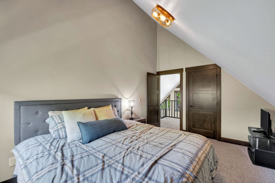 Upper Level King Bedroom 