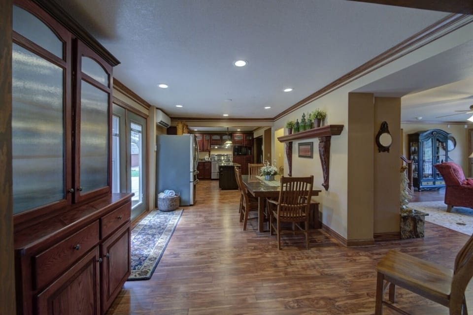 Kitchen & Dining 