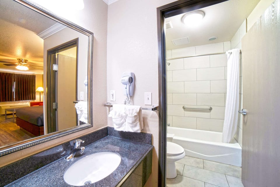 Standard Room, 1 King Bed, Non Smoking | Desk, iron/ironing board, WiFi (free), alarm clocks