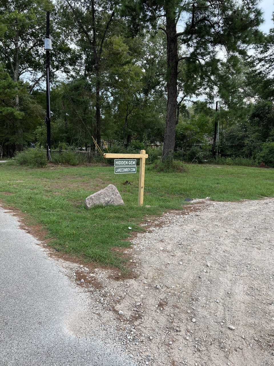 Sign entrance for drive off Shannon Circle